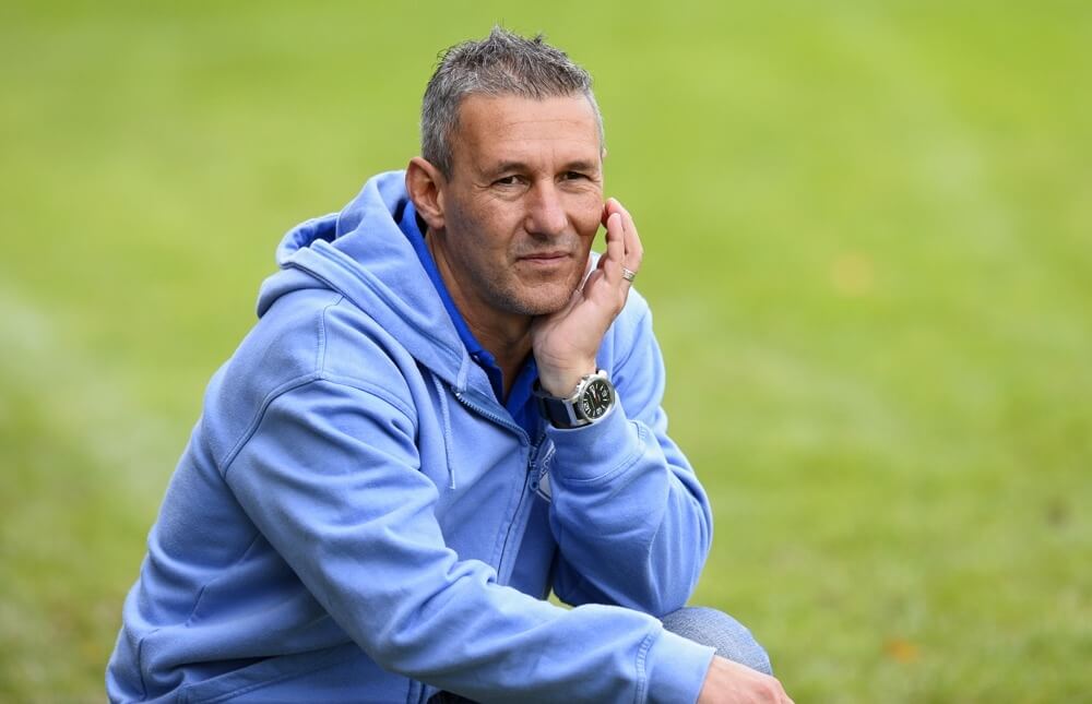 Entspannte Gesichtszüge bei Seckenheims Trainer Andres Medina Lopez. Mit dem 6:2 Sieg über Brühl setzten der SV 98/07 ein Zeichen.  Bild: Berno Nix