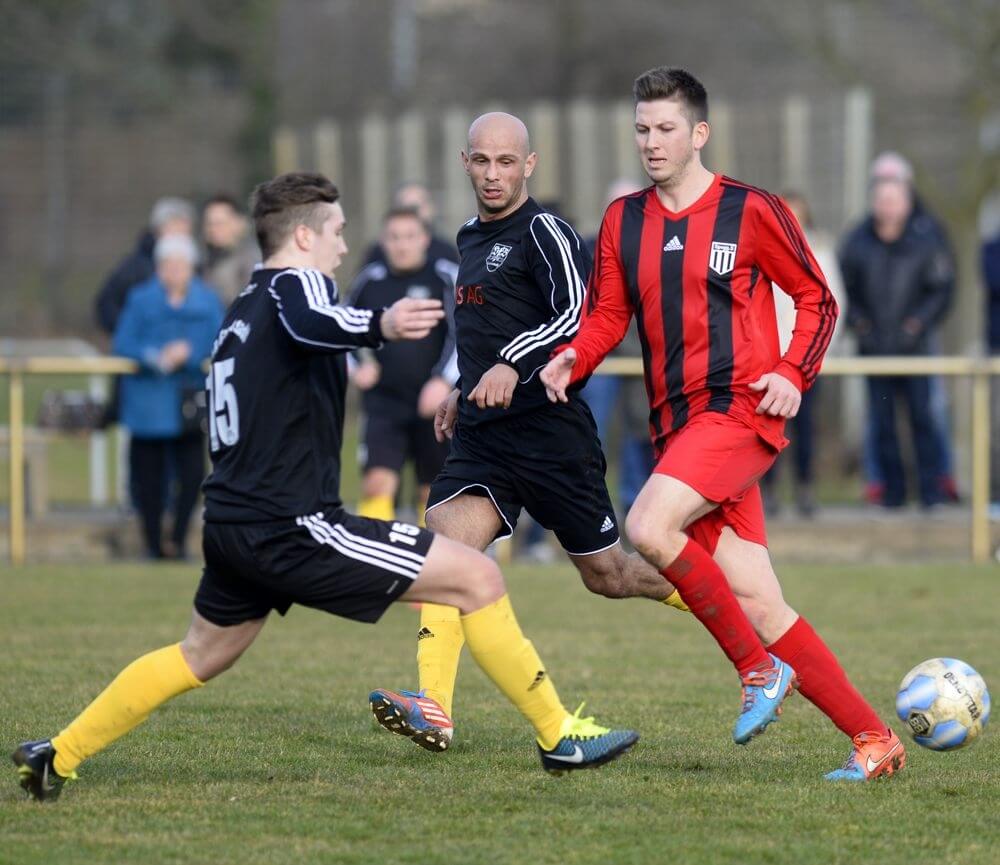 SpVgg Sandhofen - VfB Gartenstadt II, Kreisklasse A2 Saison 14/15, v.l. die Gartenstadter Steven Wissenbach und Menderes Altintas gegen Sandhofens Christoph Riegel. Bild: Berno Nix