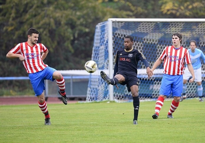 FV Bruehl - VfB Gartenstadt, Landesliga, Gartenstadts Darnell Hill zwischen den Bruehlern Markus Schulze (li.) und Jens Heuberger. Bild: Berno Nix.