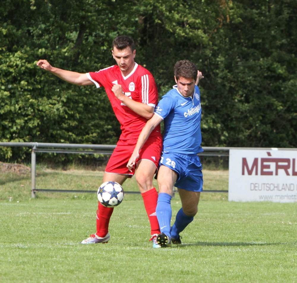 Ketschs Paul Stro (rot) im Zweikampf. Der Torjäger wurde vom Verein suspendiert. Bild: lofi