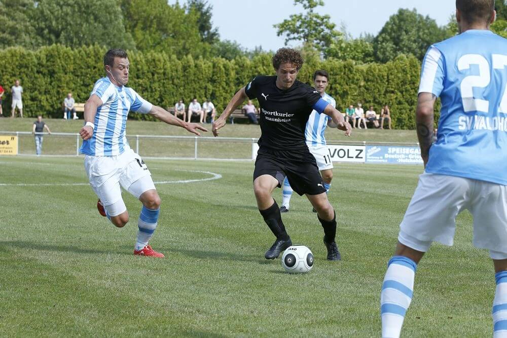 Richard Wegmann am Ball. Waldhofs Hanno Balitsch attackiert den Heddesheimer Kapitän. Szene aus dem Testspiel SV Waldhof- Fortuna Heddesheim 4:1. Bild: Rafael Kowollik.