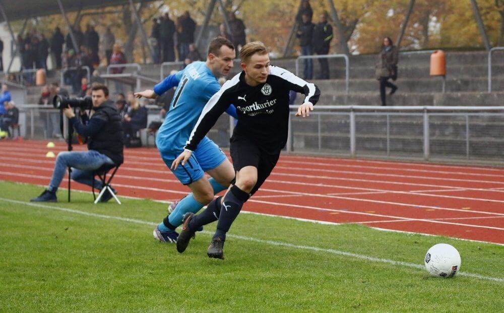 Spielszene Heddesheim-SV Reihen. Heddesheims Sebastian Pah enteilt seinem Reihener Gegenspieler. Bild: Rafael Kowollik.
