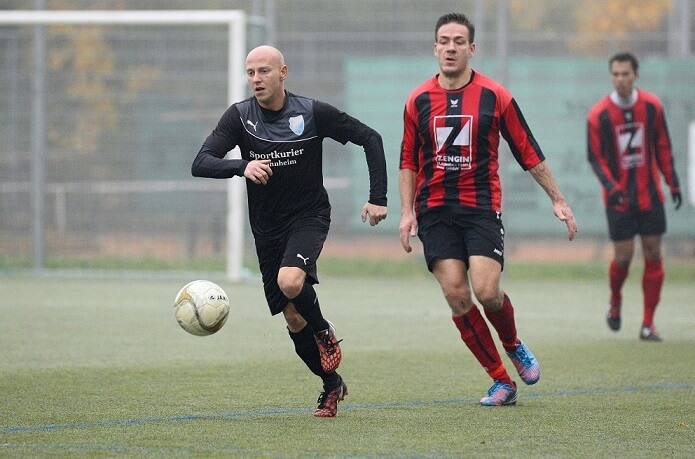 Seckenheims Torjäger Daniele Parisi traf auch gegen Neckarhausen, trotzdem unterlag sein Team am Ende mit 2:1 Toren. Bild: Berno Nix