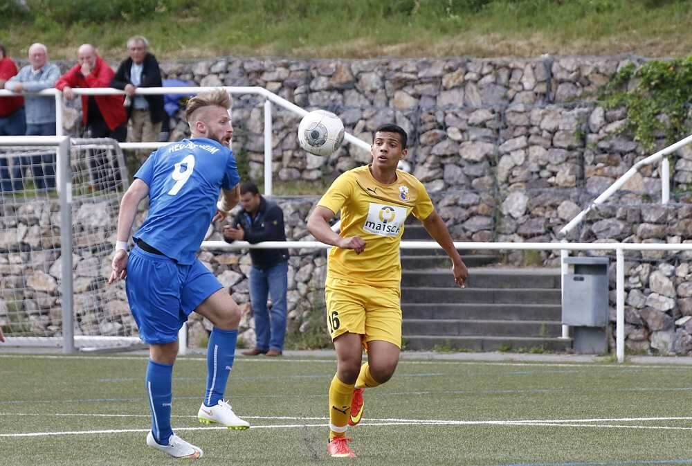 Heddesheims Daniel Gulde (blau) traf kurz vor der Pause zur 0:1 Führung. Archivbild 14/15. Bild: Rafael Kowollik.
