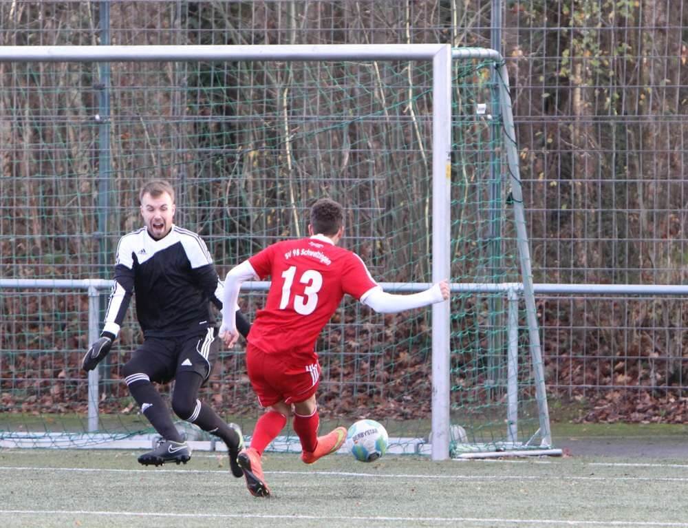 Schwetzingens Fabian Feigenbutz trifft zum 1:0 gegen den FC Spöck. Bild: lofi