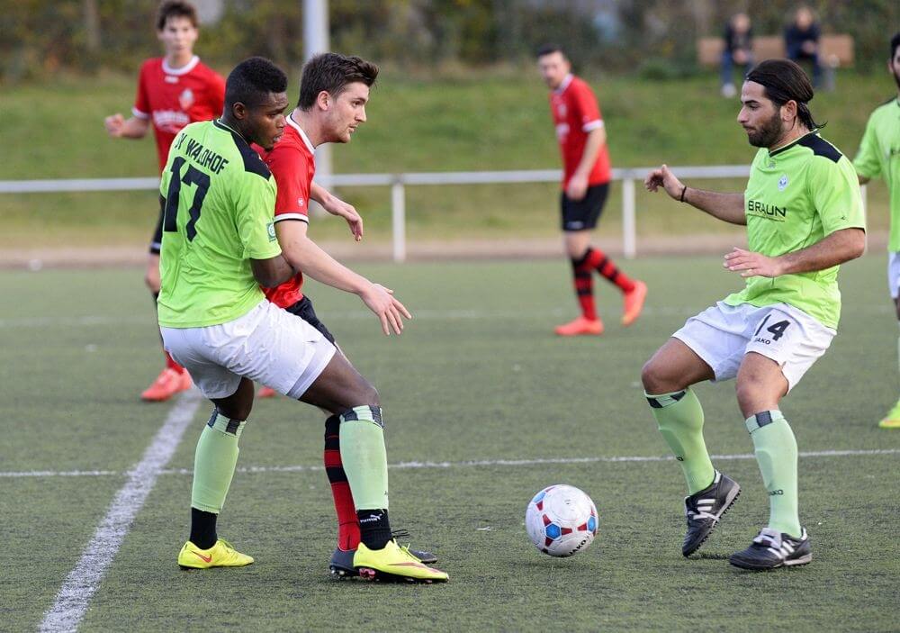 SV Waldhof Mannheim 2 - VfB Eppingen, Landesliga, v.l. Waldhofs Clement Glaesser gegen Eppingens Kevin Haas, re. Mannheims Georgios Goulas. Bild: Berno Nix