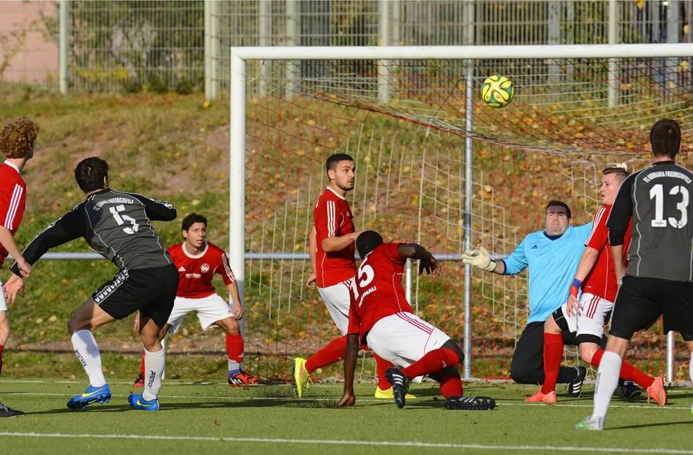 SC Rot-Weiss Rheinau - FC Germania Friedrichsfeld, Kreisliga, das 1:0 für die Germania, v.l. Torschütze Tugay Caliskan, die Rheinauer Michele Cottitto, Salvatore Vullo, Kebba Sillah, Torwart Jens Batzler, Patrick Bojdol und Germanias Mike Schleinig. Bild: Berno Nix