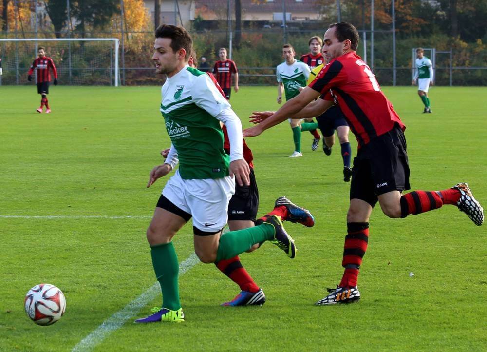 Verbandsliga Nordbaden FC Zuzenhausen vs. VfR Gommersdorf - Yannick Heinlein (Zuzenhausen) verfolgt von zwei Gommersdorfer Spielern.  Bild: Siegfried Lörz