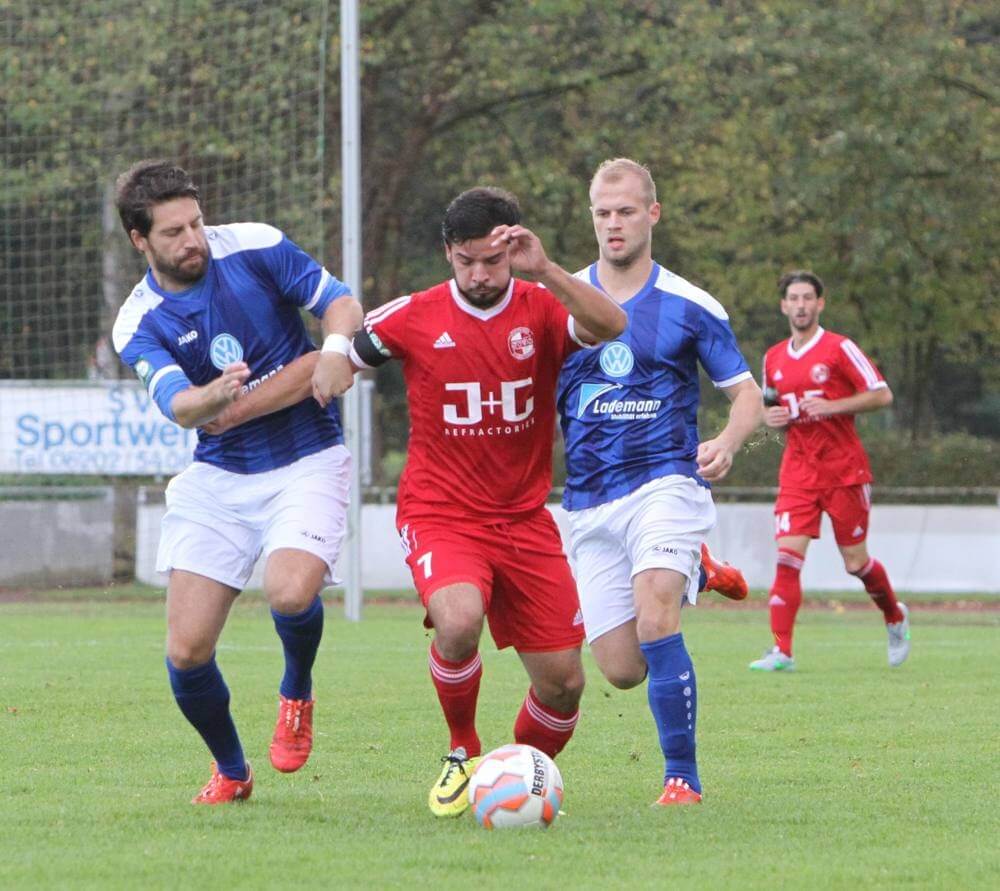 Spielszene SV Schwetzingen - FV Lauda. Bild: lofi