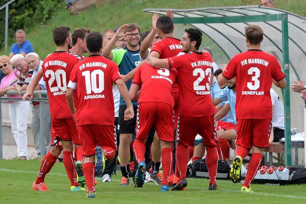 Jubel bei den Spielern des VfR Mannheim. Zuletzt gab es hier dazu öfters Anlaß. Jetzt gehts zum ASV Durlach. Hält die Serie der Rasenspieler? Bild: Siegfried Lörz