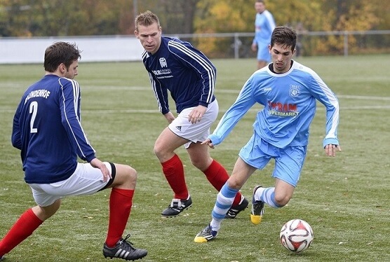 MFC Lindenhof - 1. FC Turanspor Mannheim, Kreisliga, v.l die Lindenhoefer Jan Adelmann und Christian Bauer gegen Turanspors Rauf Nuradin Mustafa . Bild: Berno Nix