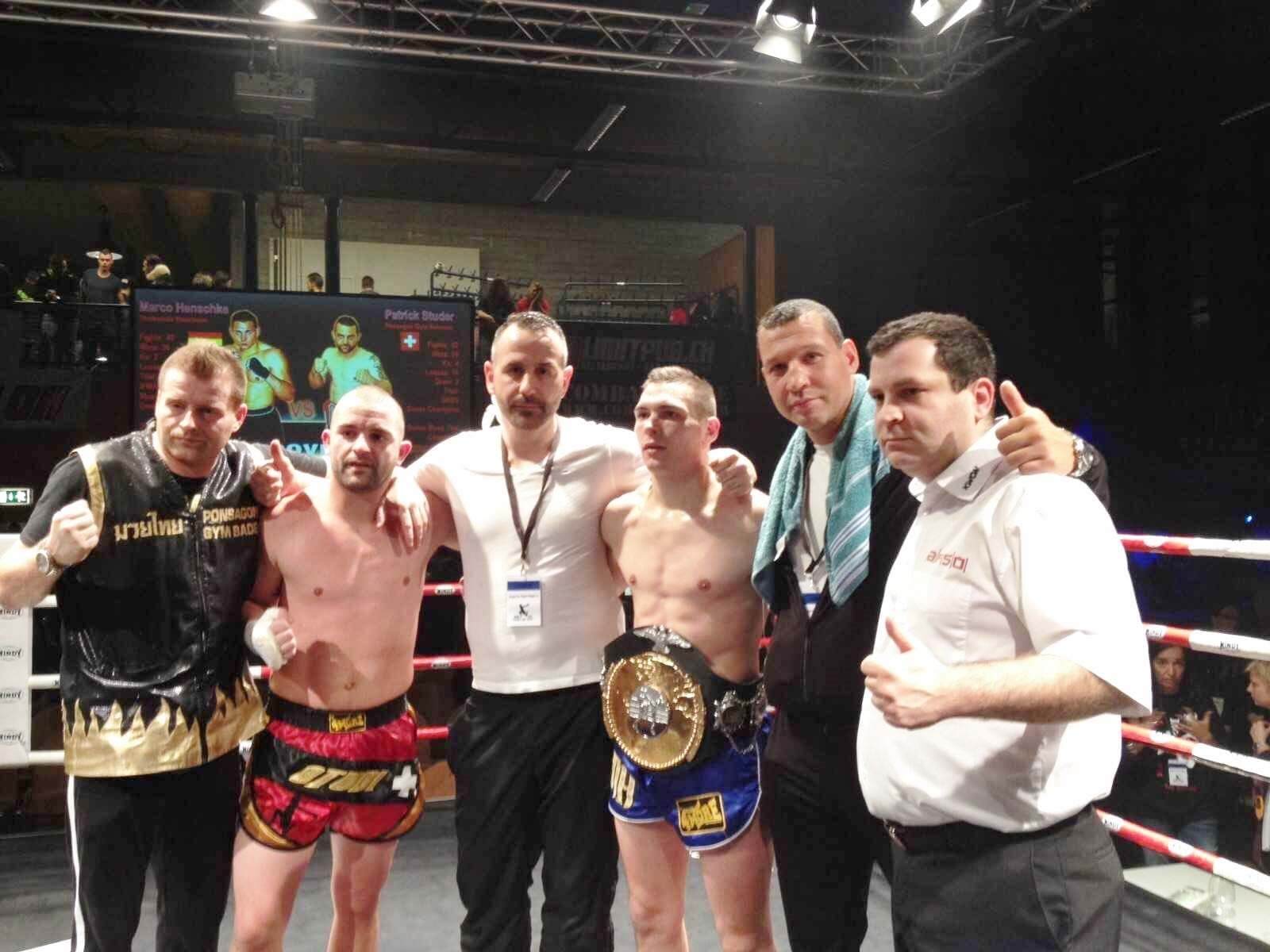 Marco Henschke (3. v. rechts) ist neuer Weltmeister. Michael Damboer (Thai-Bombs Mannheim e.V.)