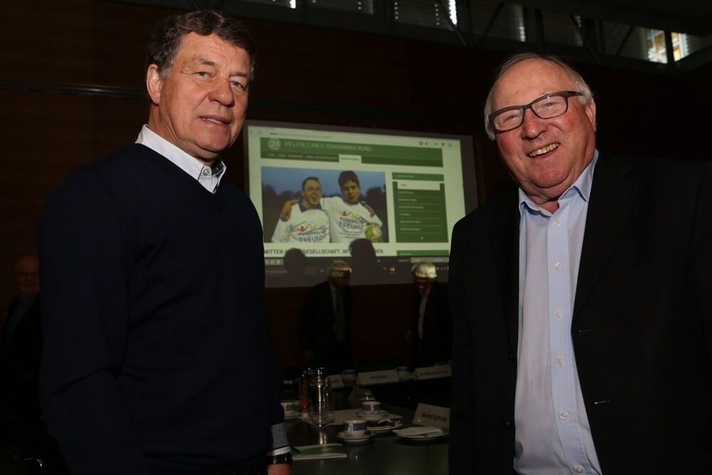 Links im Bild Otto Rehagel, daneben Uwe Seeler.  Bild: Carsten Kobow
