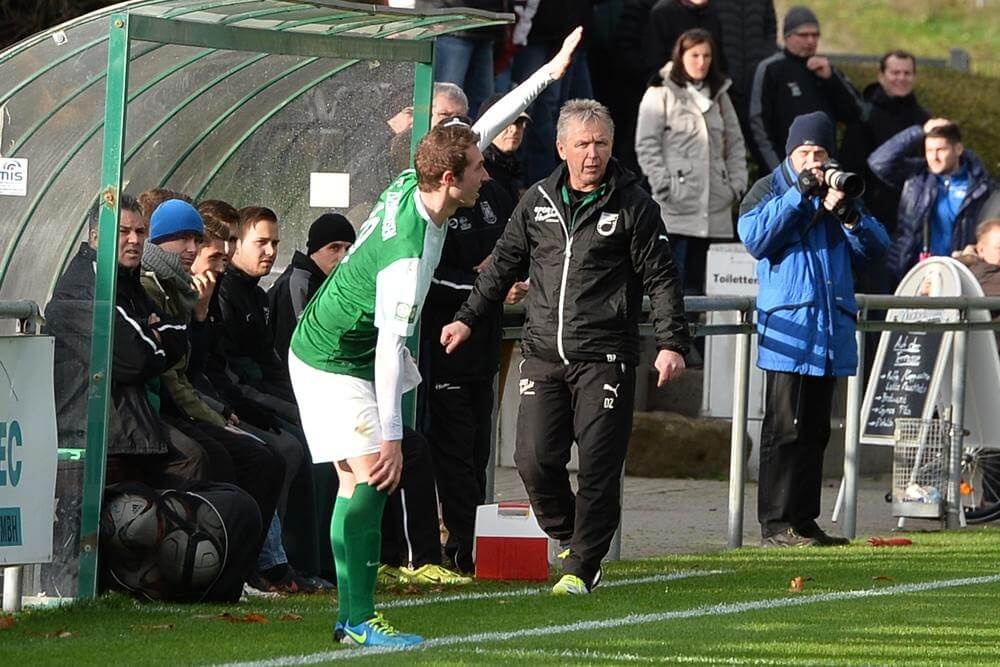 Verbandsliga Nordbaden FC Zuzenhausen vs TSV 05 Reichenbach 22.11.2015 an der Aussenlinie v.li. Nico Schneckenberger (Zuzenhausen) und Dietmar Zuleger Trainer Zuzenhausen. Bild: Siegfried Lörz