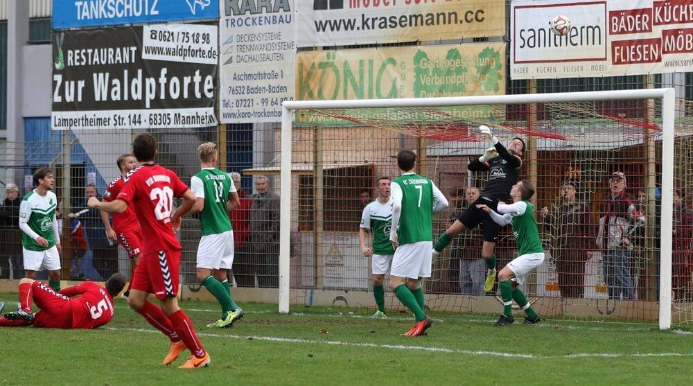 Foto. In dieser Szene brennt es lichterloh vor dem Tor der Zuzenhausener. VfR Mannheim - FC Zuzenhausen - Verbandsliga Nordbaden. Bild: VfR