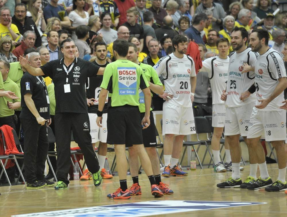 RNL vs.MT Melsungen 2015 MTM Trainer Michael Roth mit den Schiedsrichtern - Diskussionen-Protest-Neuansetzung des Pokalspiels. Bild: AS Sportfotos