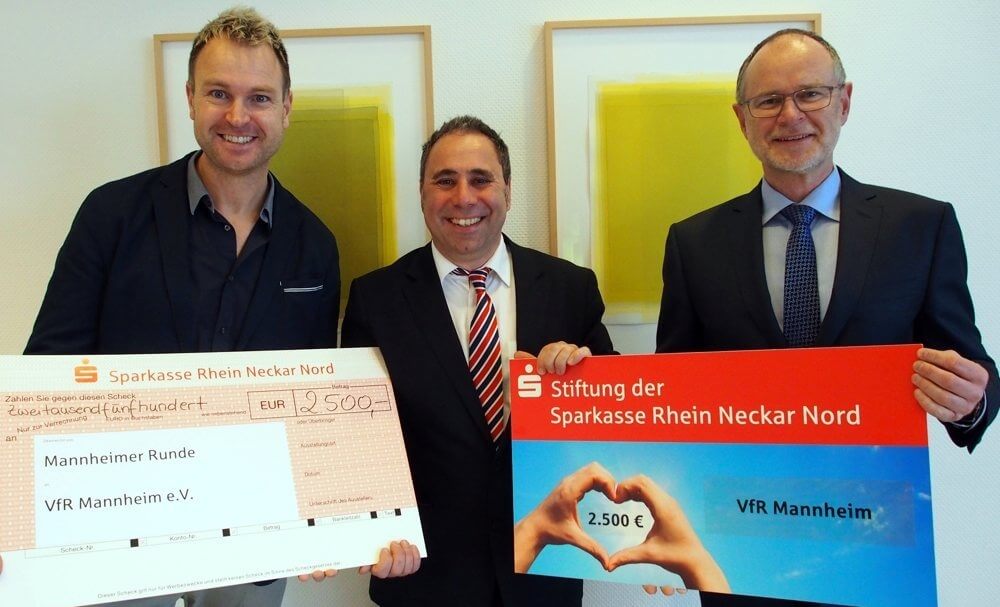 Die Schecks übergaben Helmut Augustin (rechts) als stellvertretender Vorstandsvorsitzender der Sparkasse Rhein Neckar Nord und Mannheimer Runde-Schatzmeister Kai Kemper (links) an den Sportlichen Leiter des VfR Mannheim, Volker Bagdadi (mitte). Bild: VfR