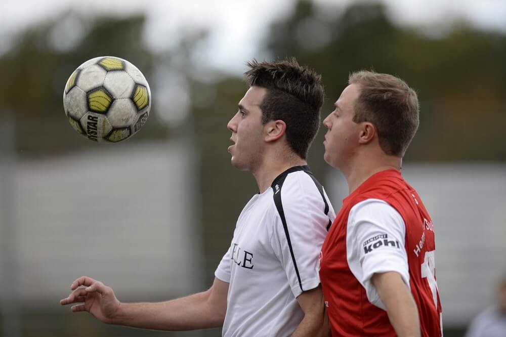 TSV Amicitia Viernheim II - SG Hemsbbach/Sulzbach, Kreisklasse A2, v.l. Viernheims Abdelkarim Lebsir gegen Hemsbachs Sebastian Müller. Bild: Berno Nix