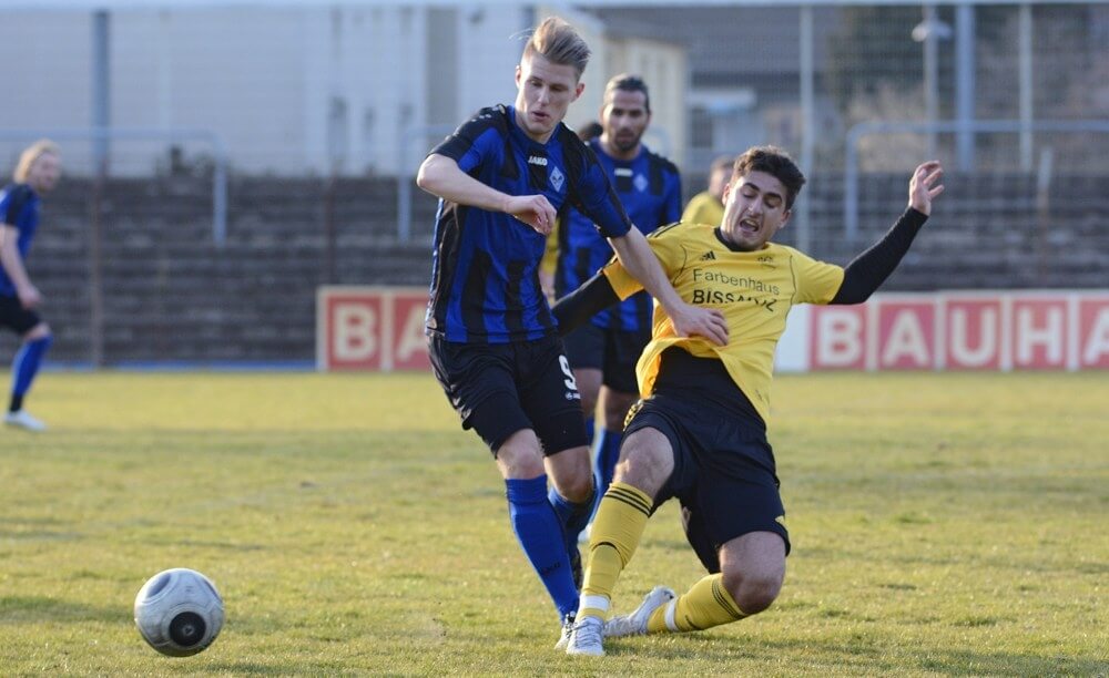 SV Waldhof Mannheim II - VfB Gartenstadt, Landesliga, v.l. Waldhofs Nico Seegert gegen Gartenstadts Dino Smajlovic. Bild: Berno Nix