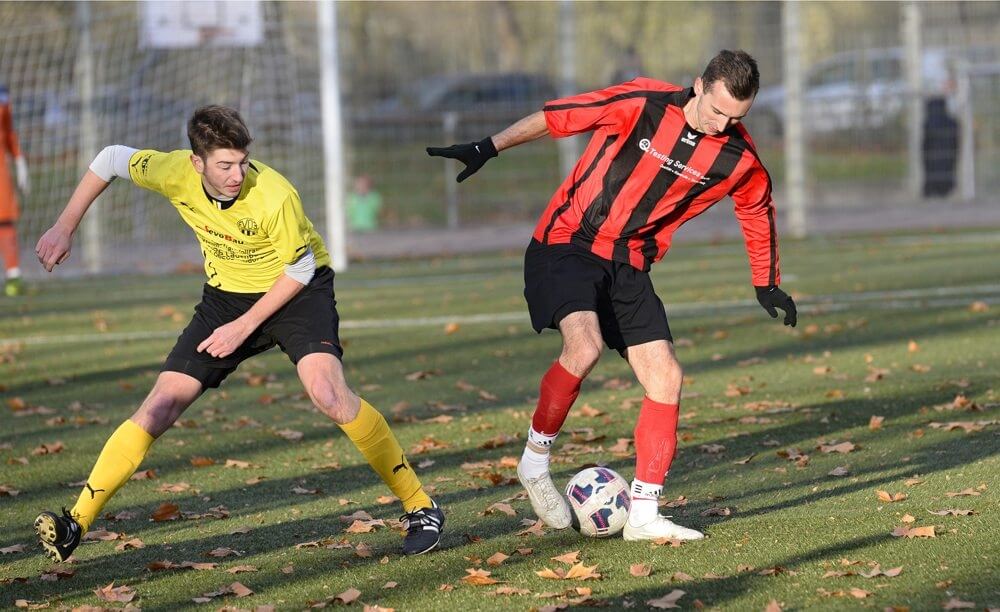 FV 03 Ladenburg - SSV Vogelstang, Kreisklasse A2, v.l. Vogelstangs Avdo Gutic gegen Ladenburgs Cedric Kirsch. Bild: Berno Nix