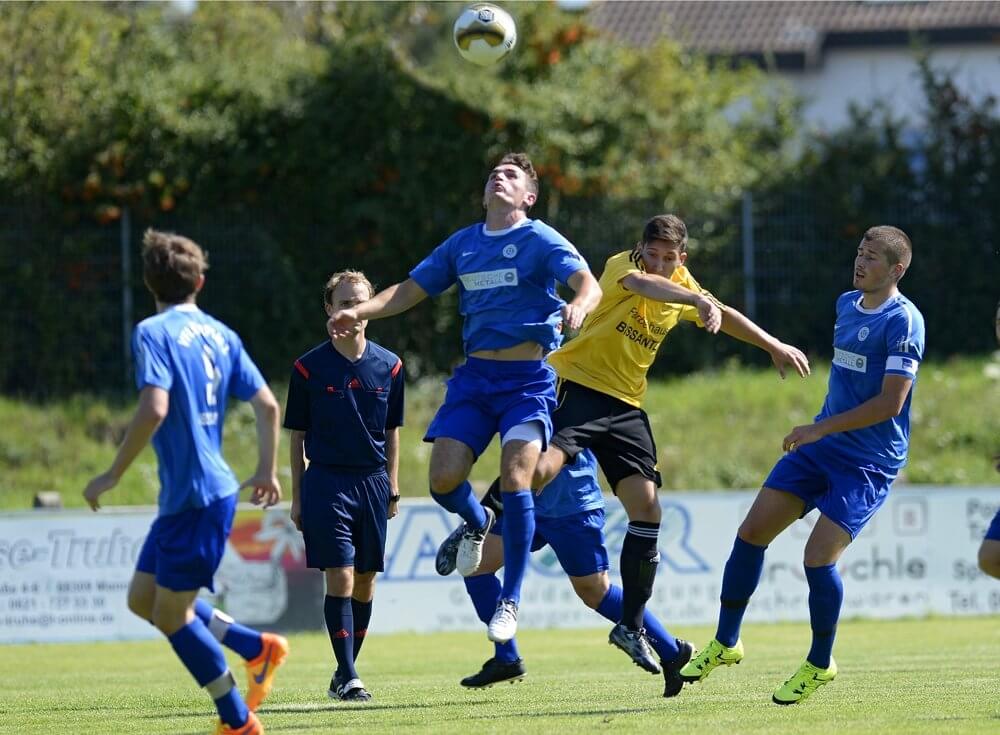 VfB Gartenstadt - Vfl Kurpfalz Neckarau, Landesliga, v.l. Kopfballduell zwischen Neckaraus Egzon Abdullahn und Gartenstadts Oliver Hoerber - Archivbild Saison 14/15. Bild: Berno Nix