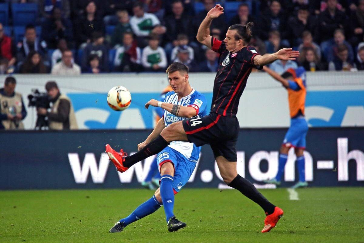 Hoffenheims Niklas Süle (blau) gegen Frankfurts Alexander Meier (Szene aus dem Hinspiel). Foto: Marc Schüler