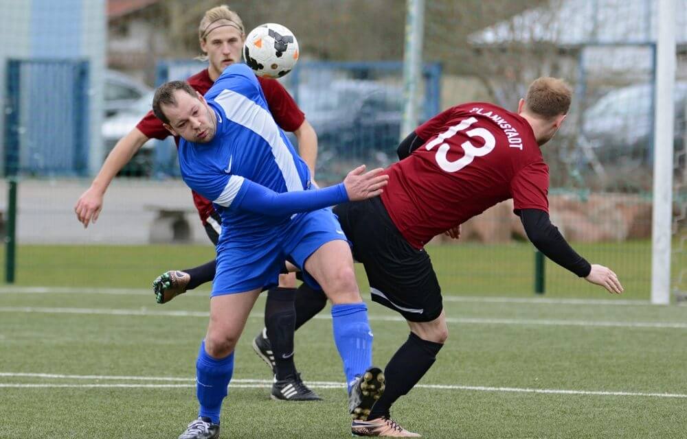 Szene aus Spvgg Wallstadt - TSG  Plankstadt, v.l. Wallstadts Sascha Lenhard (blau) gegen Plankstadts Richard Barf. Lenhard hielt die Wallstadter durch seinen Last-Minute Treffer in Neckarhausen weiter im Aufstiegsrennen. Bild: Berno Nix