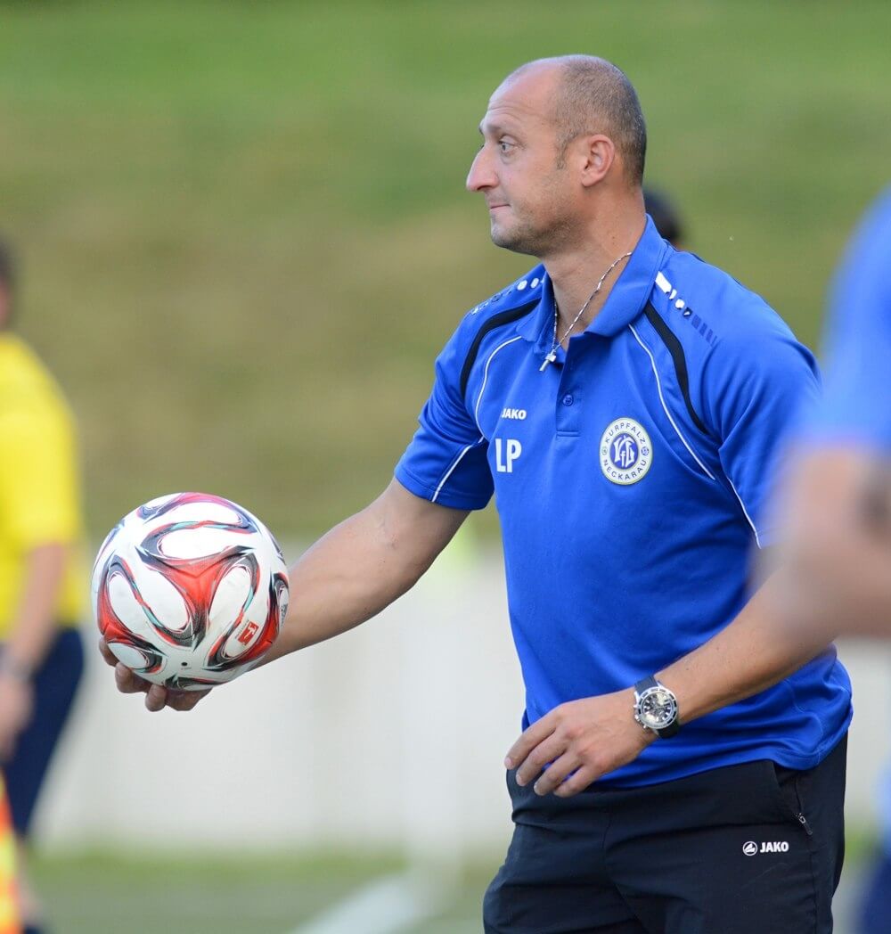 Wenn sich auch mal der Abteilungsleiter mit seinen 45 Jahren zwischen die Torpfosten stellt“ – „Lacky“ Paschaloglou vom Landesligisten VfL K. Neckarau tat es