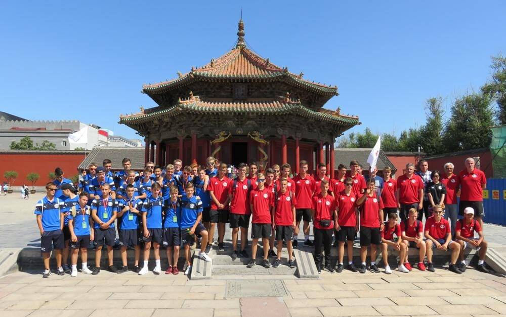 Junge Fußballer im Land des Lächelns