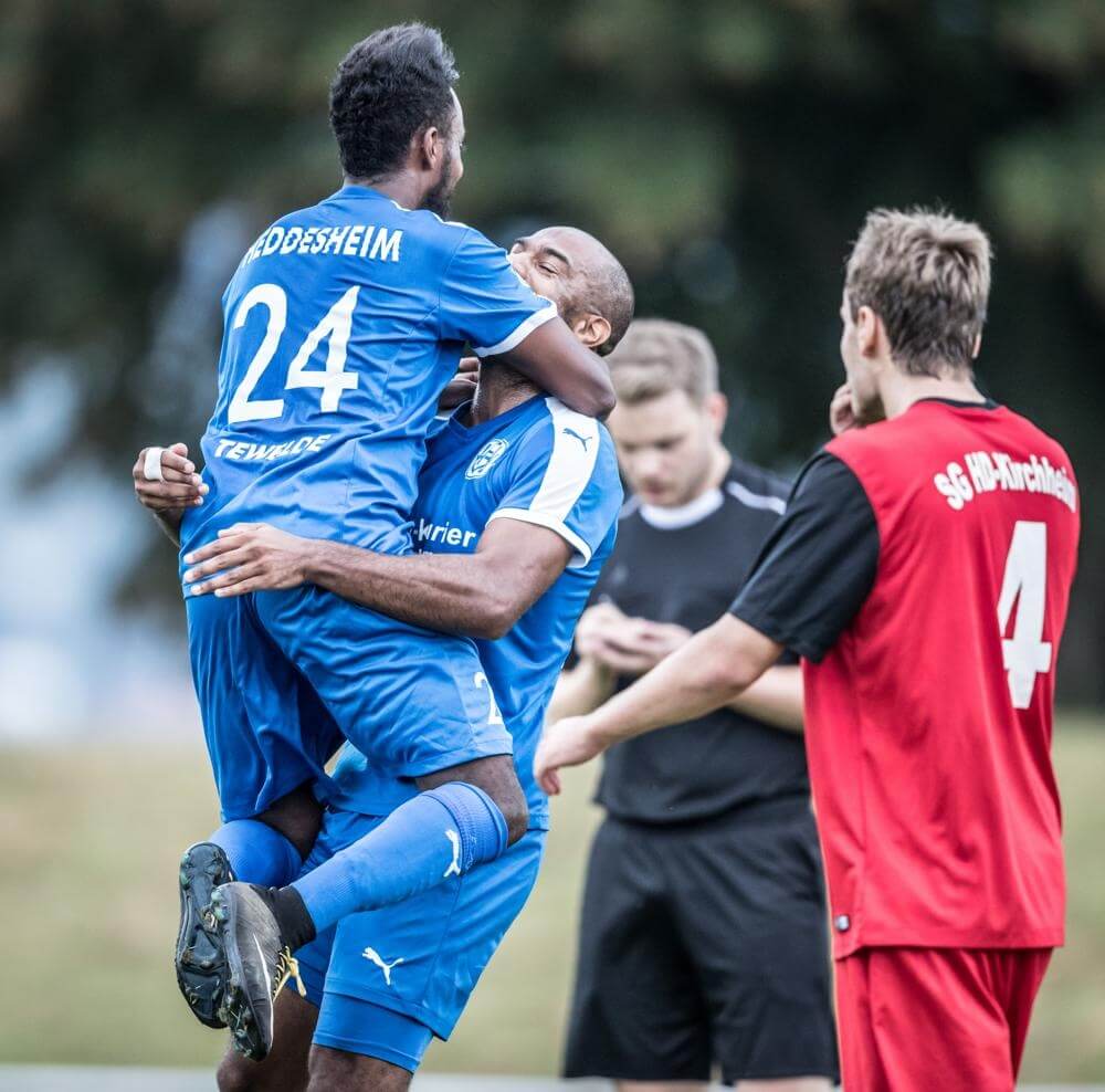 Heddesheims Yannick Tewelde (li.) und Nelson Nsowah (re.) bejubeln einen von sechs Heddesheimer Treffern gegen die SGK. Rechts Heidelbergs Berecko.  Bild: S. Hofmann