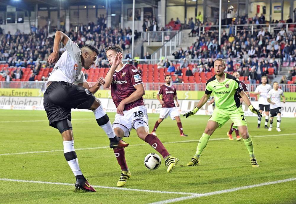 Andrew Wooten schießt auf das Dresdner Tor. Szene aus SV Sandhausen - Dynamo Dresden. AS Sportfotos