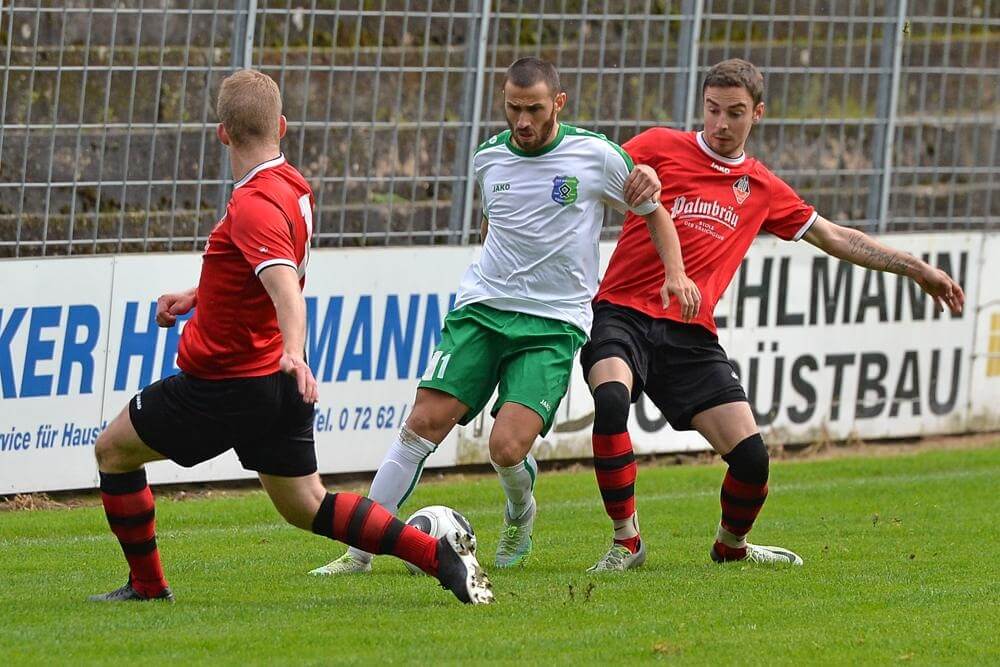 v. li. im Zweikampf  Pascal Münzer (VfB Eppingen), Juan Jose Albarran Gomez (TSV Amicitia Viernheim), Jan Friedrich (VfB Eppingen). Bild: Siegfried Lörz