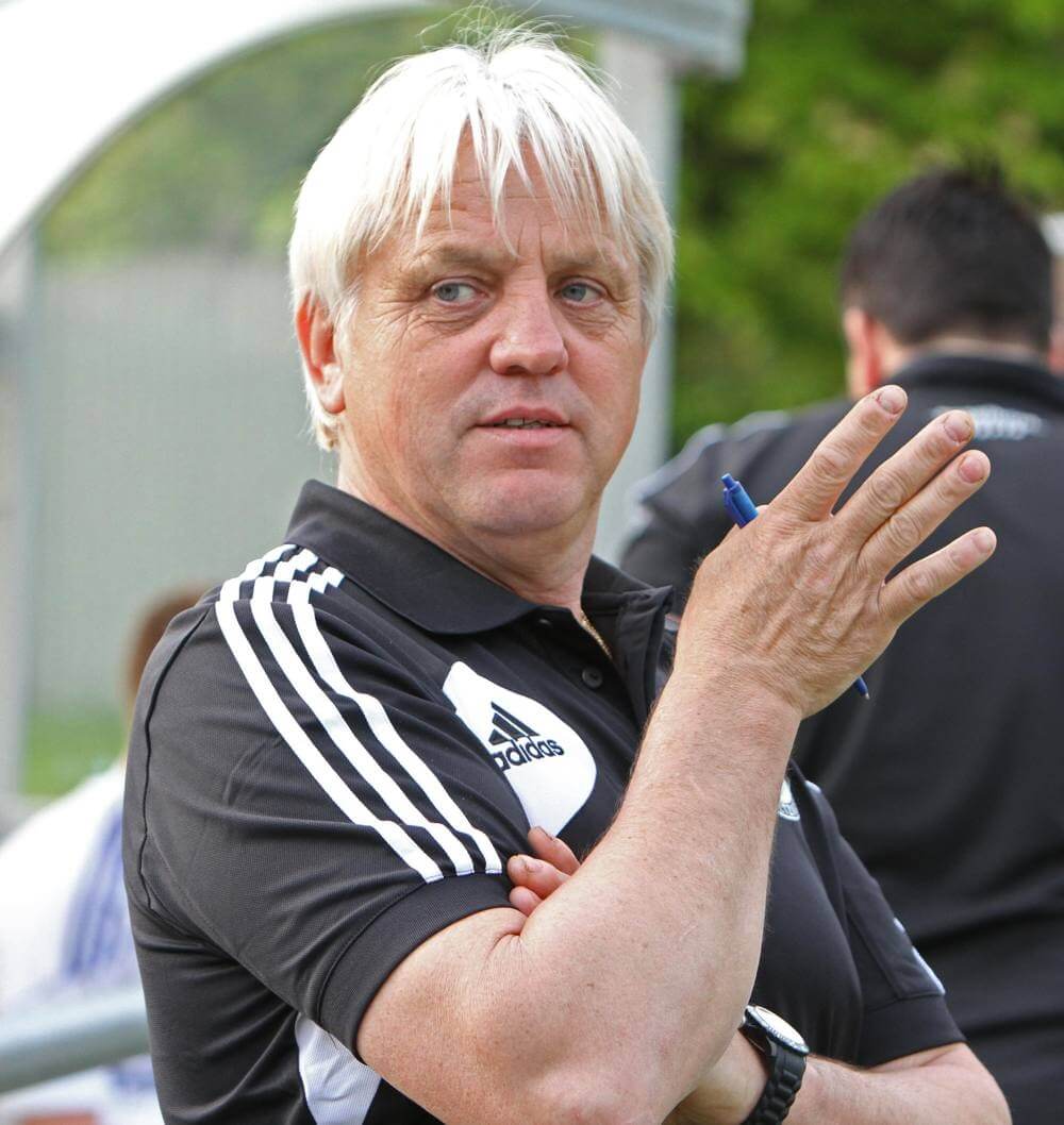 Schwetzingens Trainer Walter Schmeißer kann mit der Hinrunde seines Teams hochzufrieden sein. Bild: lofi