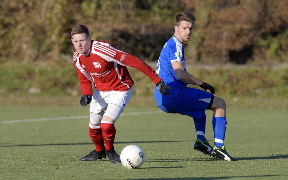 MFC 08 Lindenhof - SpVgg Ketsch, Kreisliga, v.l. Lindenhofs Ramon Kraemer gegen Ketschs David Guesewell. Bild: Berno Nix