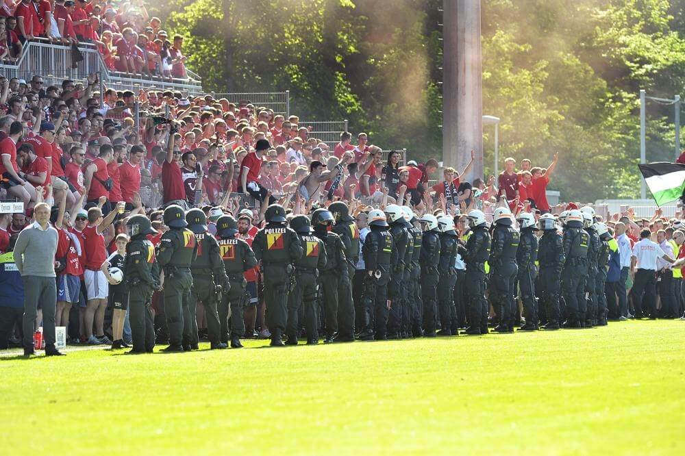 Chaos in Sandhausen – Beim Platzsturm der Hannover Fans gab es Verletzte und Sachschäden