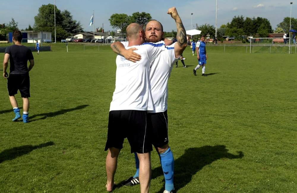 SpVgg 07 Mannheim - SV Enosis Mannheim, Kreisklasse A2, 07er-Trainer Claus Bopp reckt nach dem Sieg gegen den SV Enosis die Faust.  Bild: Berno Nix
