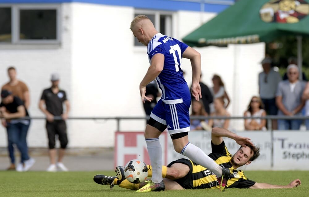 SpVgg Wallstadt - FV 03 Ladenburg, Kreisliga, Wallstadts Markus Köhler ueberwindet hier Ladenburgs Philip Ernst Bild: Berno Nix