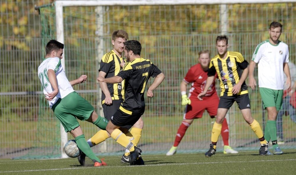 FV 03 Ladenburg - MFC Phoenix Mannheim, Kreisliga, v.l. Mannheims Grigorios Giannopoulos gegen die Ladenburger Andreas Tatzel und Jonatan Del Brio Gil. Berno Nix