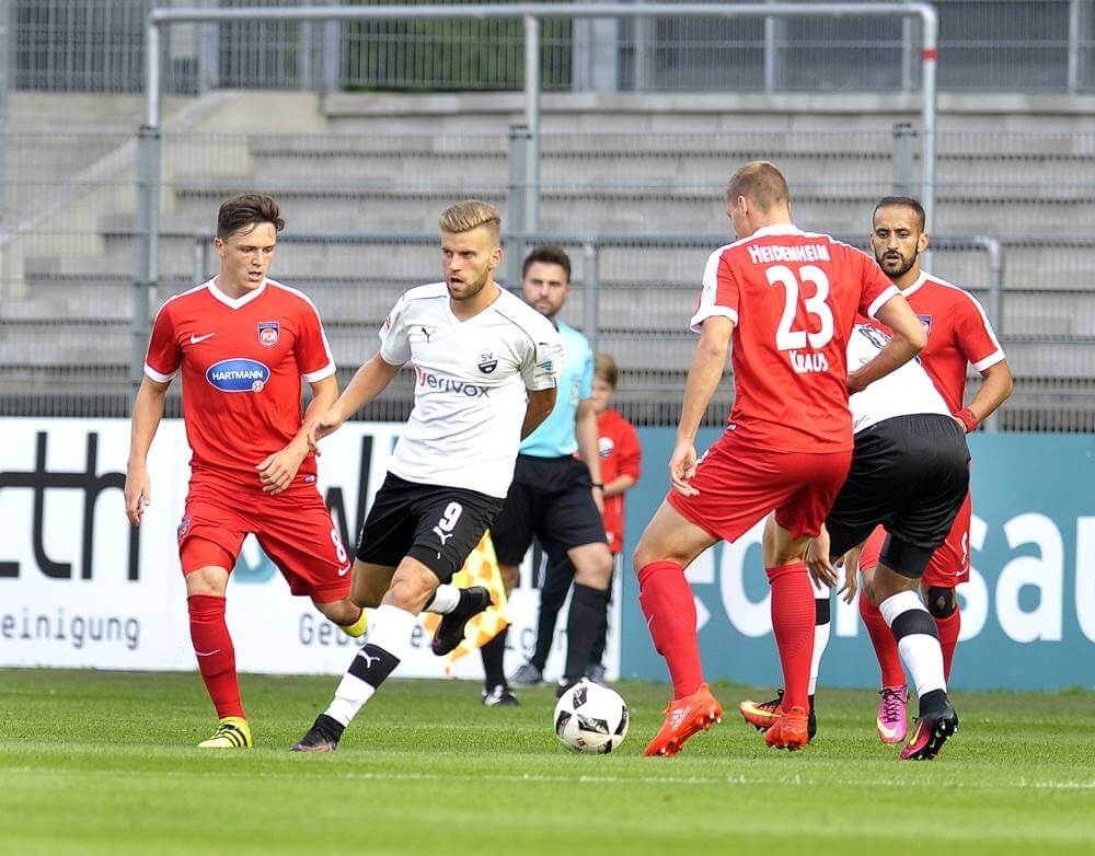 Lukas Hoeler am Ball. Szene aus der Vorsiaosn, im Spiel gegen den 1. FC Heidenheim. AS Sportfotos
