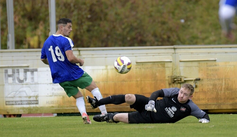 TSV Amicitia Viernheim II - SpVgg Ilvesheim, Kreisklasse A2, v.l. Viernheims Miguel Angelo Ferreira Mauricio scheitert hier an Ilvesheims Torwart Edgar Schaefer. Berno Nix