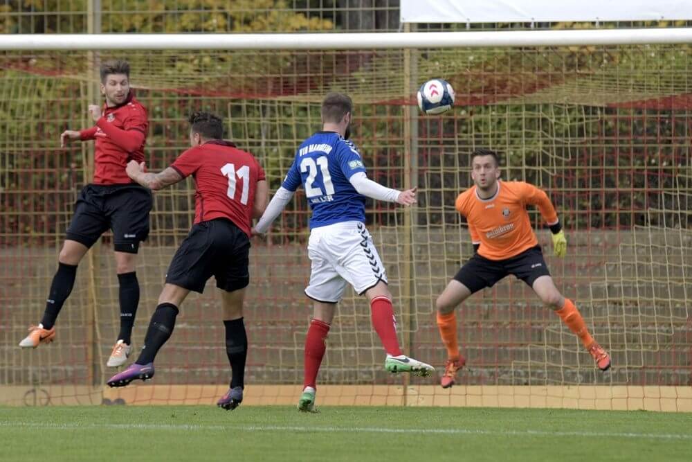 VfR Mannheim - VfB Eppingen, Verbandsliga, das 1:0 fuer den VfR, v.l. Eppingens Florian Kradija, Mannheims Torschuetze Christopher Hiller und VfB-Torwart Kai Sauer.  Berno Nix