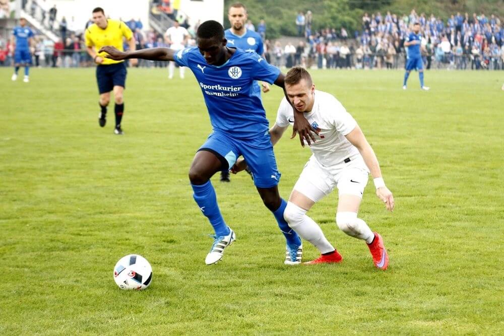 Links im Bild Boubacar Siby (blau). Der Senegalese überzeugte über 2,5 Spielzeiten hinweg mit sehr starken Leistungen.  Bild: Kowollik