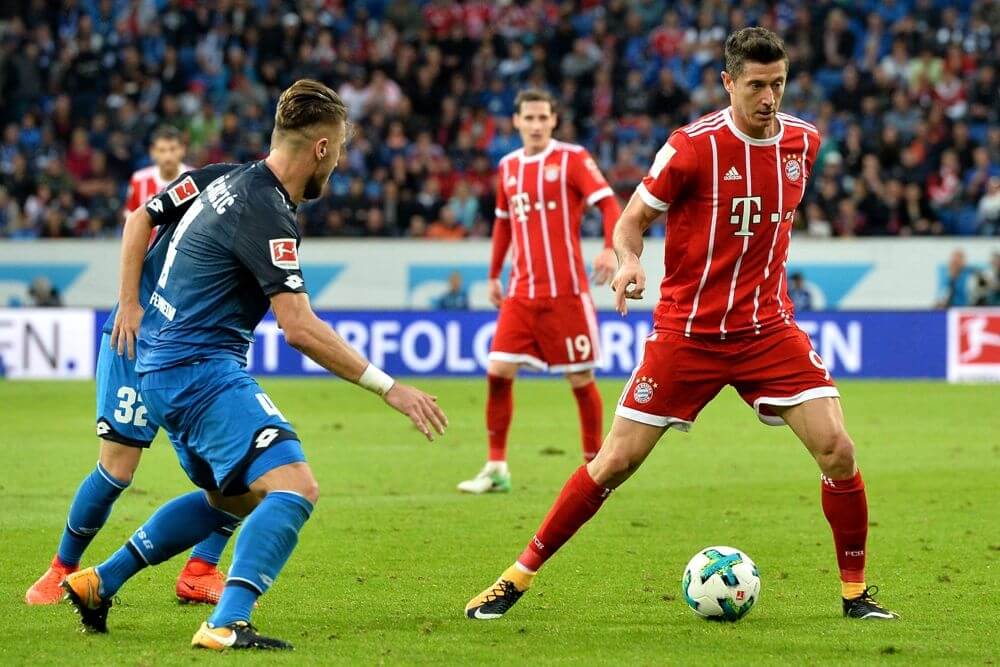 Bayerns Lewandowski am Ball. Szene aus dem Hinspiel. Bild: Siegfried Lörz