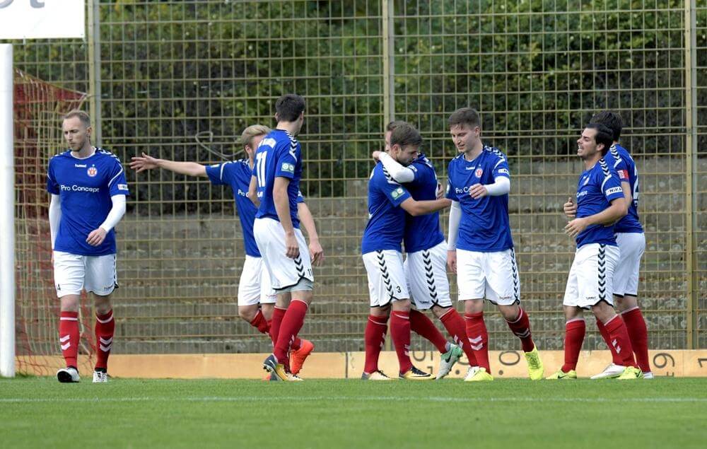 Kollektiver Jubel bei den Akteuren des VfR Mannheim. Zur Winterpause stehen die Rasenspieler an der Tabellenspitze. Bild: Berno Nix