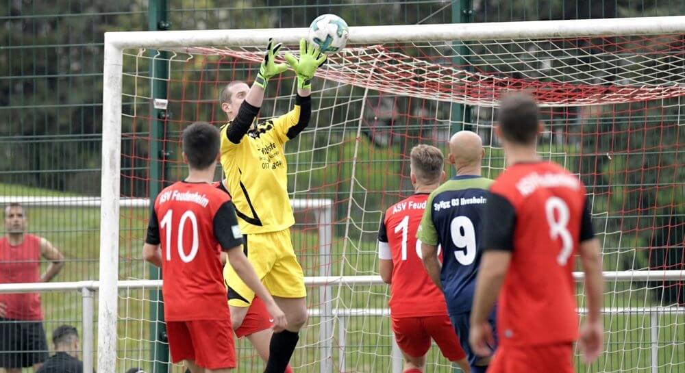Foto aus dem Ligaspielbetrieb Kreisklasse A MA - SpVgg Ilvesheim - ASV Feudenheim, Kreisklasse A2, v.l. die Feudenheimer Mert Aydin, Torwart Nico Heinrich und Christian Reinhardt und Ilvesheims Gezim Beqiri. Bild: Berno Nix