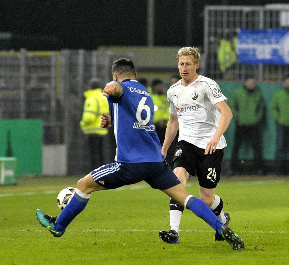 Philipp Klingmann (weiß) befindet sich derzeit noch zu weiteren Untersuchungen in der Düsseldorfer Uni-Klinik. Bild: AS Sportfotos