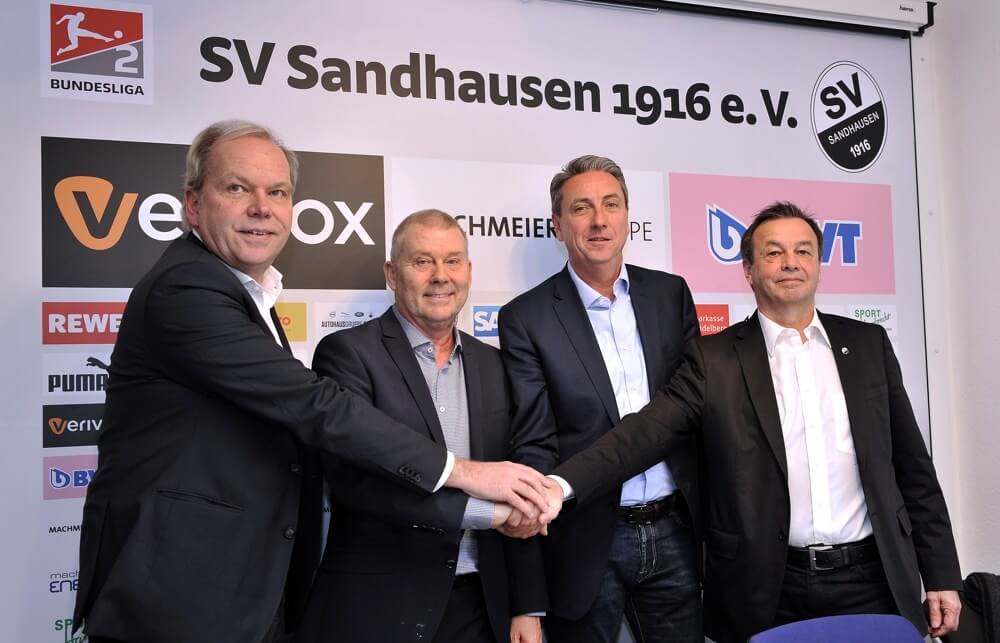 PK SV Sandhausen Neuverpflichtung von Dag Heydecker - von links: Volker Piegsa - Dag Heydecker - Juergen Machmeier - Otmar Schork. Bild: Siegfried Lörz