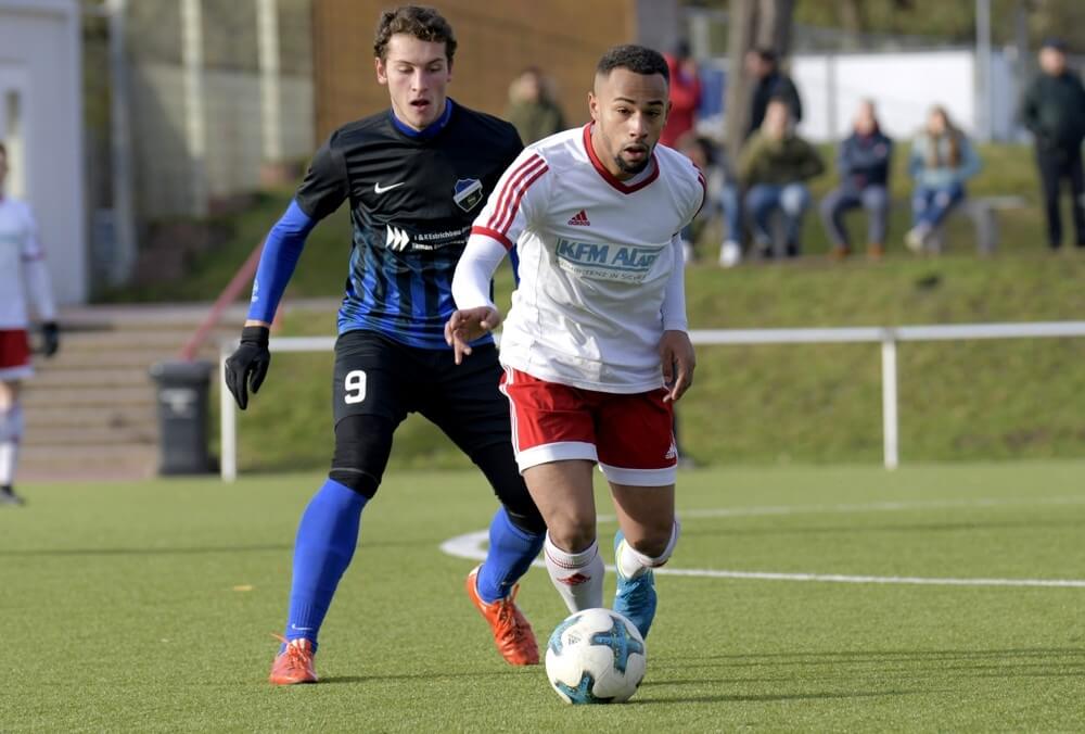 SC RW Rheinau - DJK/Fortuna Edingen-Neckarhausen, Kreisliga, v.l. Edingens Jonathan Weisser gegen Rheinaus Marcus Hawk. Bild: Berno Nix