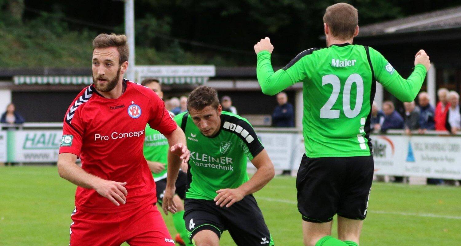 Szene aus dem Hinspiel in Bilfingen. Links Christopher Hiller (VfR/Rot). Bild: VfR