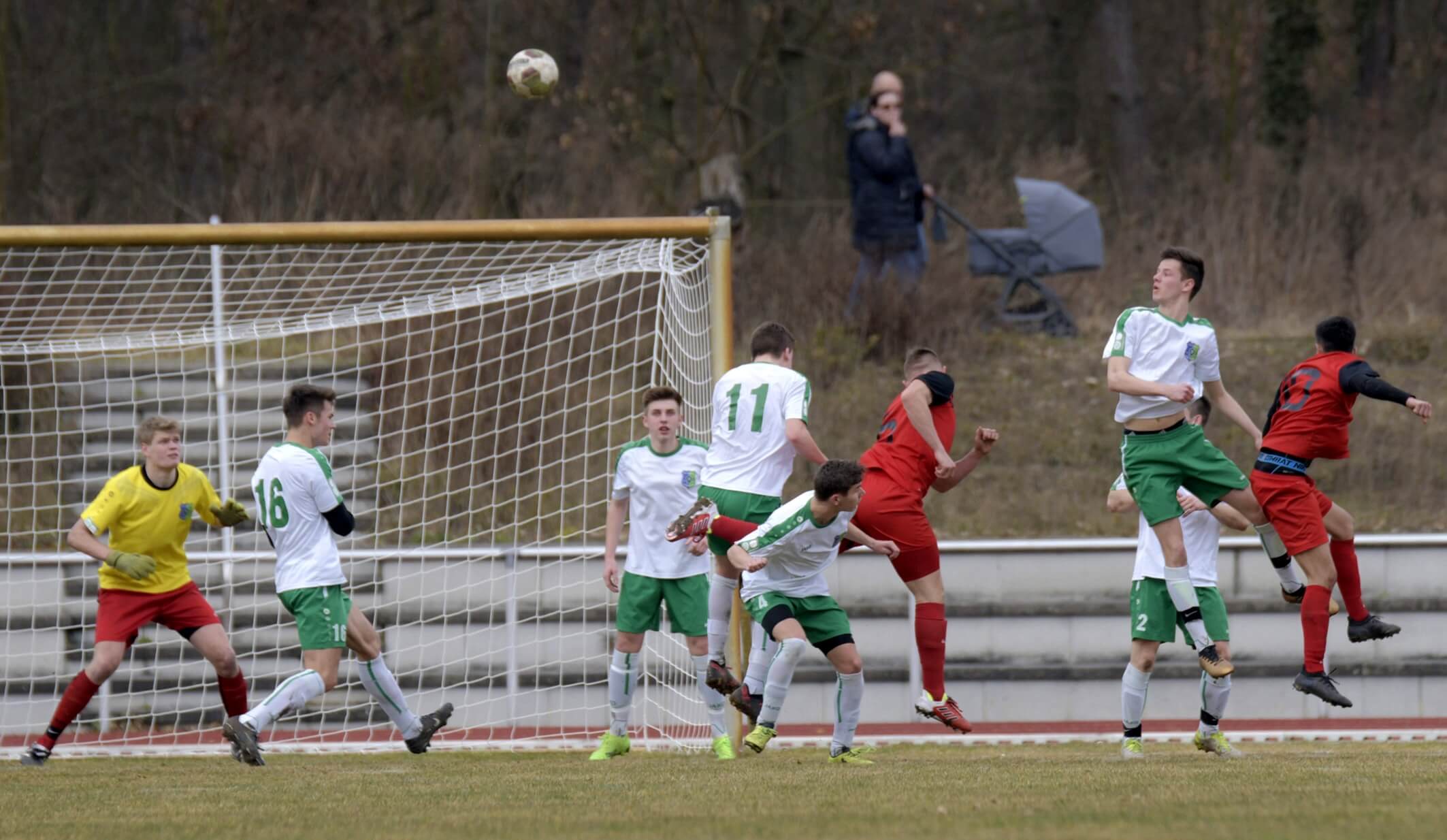 TSV Amicitia Viernheim II - ASV Feudenheim, Kreisklasse A2, ganz re. v.l. Viernheims Tilo Schander gegen Feudenheims Somsay Bayrasi. Bild: Berno Nix